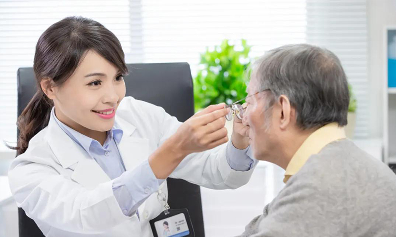 剛進(jìn)入40歲，你能接受戴老花鏡嗎？