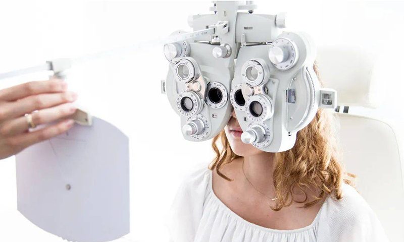 老花鏡配一副夠嗎？該怎么配才對？