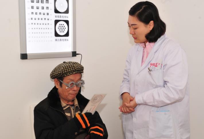 老花鏡多年不換危害大，佩戴前要做專業(yè)檢查