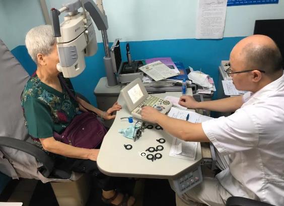 老年人視力較弱，戴老花鏡有哪些注意事項(xiàng)？