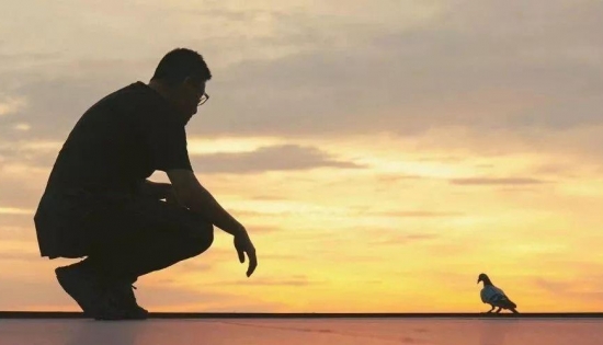 警惕老花眼提前來襲，人到中年換戴多焦鏡，不再為老花眼煩惱