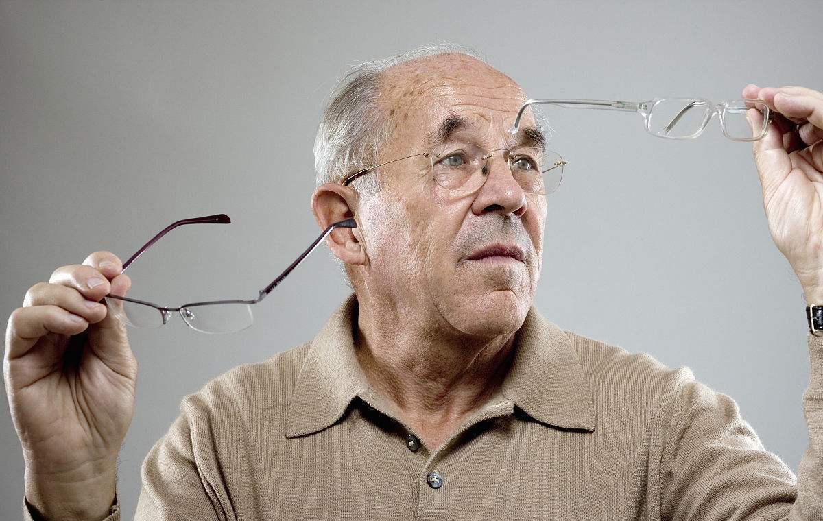 有多少夫妻還在共用老花鏡？美麗島：共用老花鏡影響視力健康！