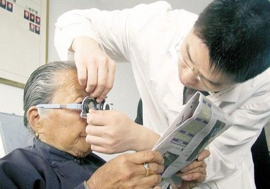 老花鏡怎么配，參照老花鏡度數(shù)對照表靠譜嗎?