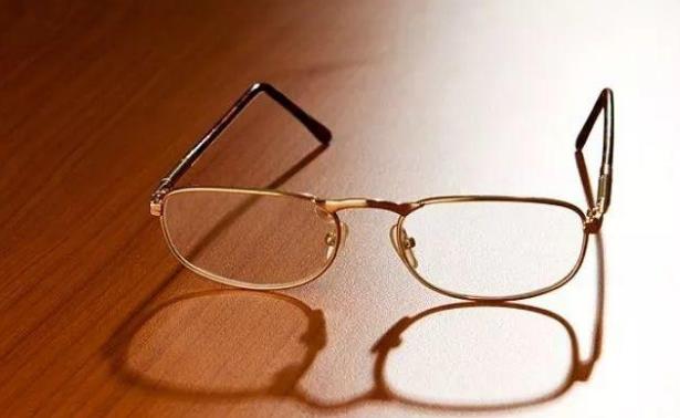 佩戴老花眼鏡，記住這四點(diǎn)，避免對眼睛造成傷害