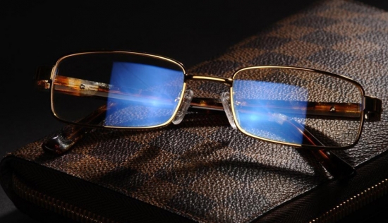 美麗島：一副遠近清晰的老花鏡，全天配戴都不用摘的漸進多焦鏡